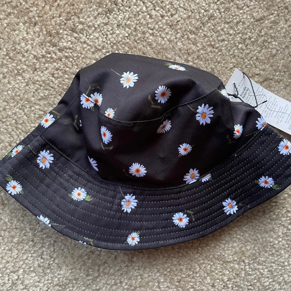 Alice &‎ Olivia X Fabfitfun Reversible Bucket Hat - Picture 5 of 7